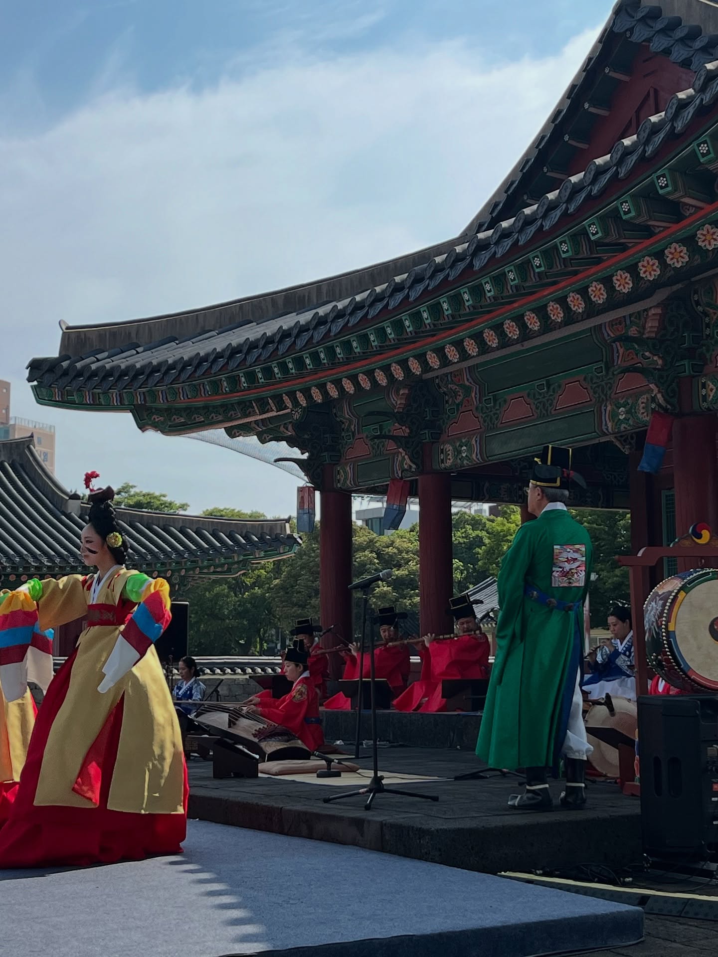 제주목관아에서 궁중무용과 함께 진행한 제주양로 공연